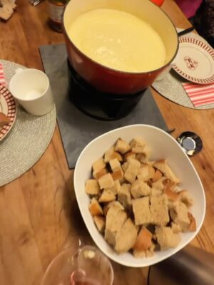 Polina Goudieva Instagram - Chalet life ⛄️ 
fondue🍷 - steam♨️ - walk/ski - read/play🎸 - repeat
Merci à mes hôtes formidables 🤍
