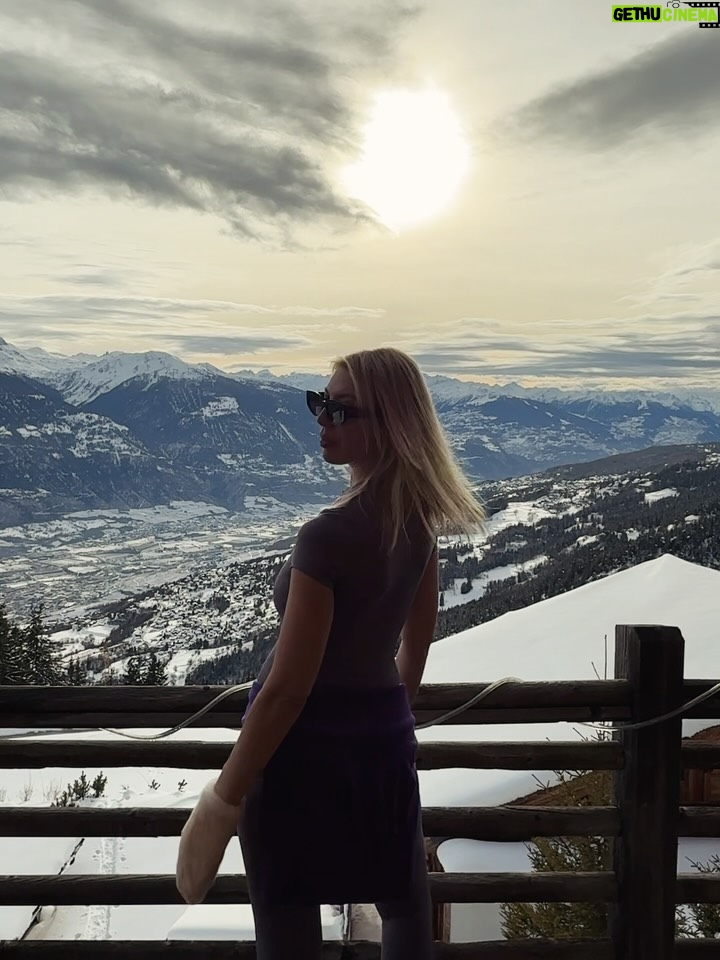 Polina Goudieva - 155 Likes - Chalet life ⛄️ 
fondue🍷 - steam♨️ - walk/ski - read/play🎸 - repeat
Merci à mes hôtes formidables 🤍