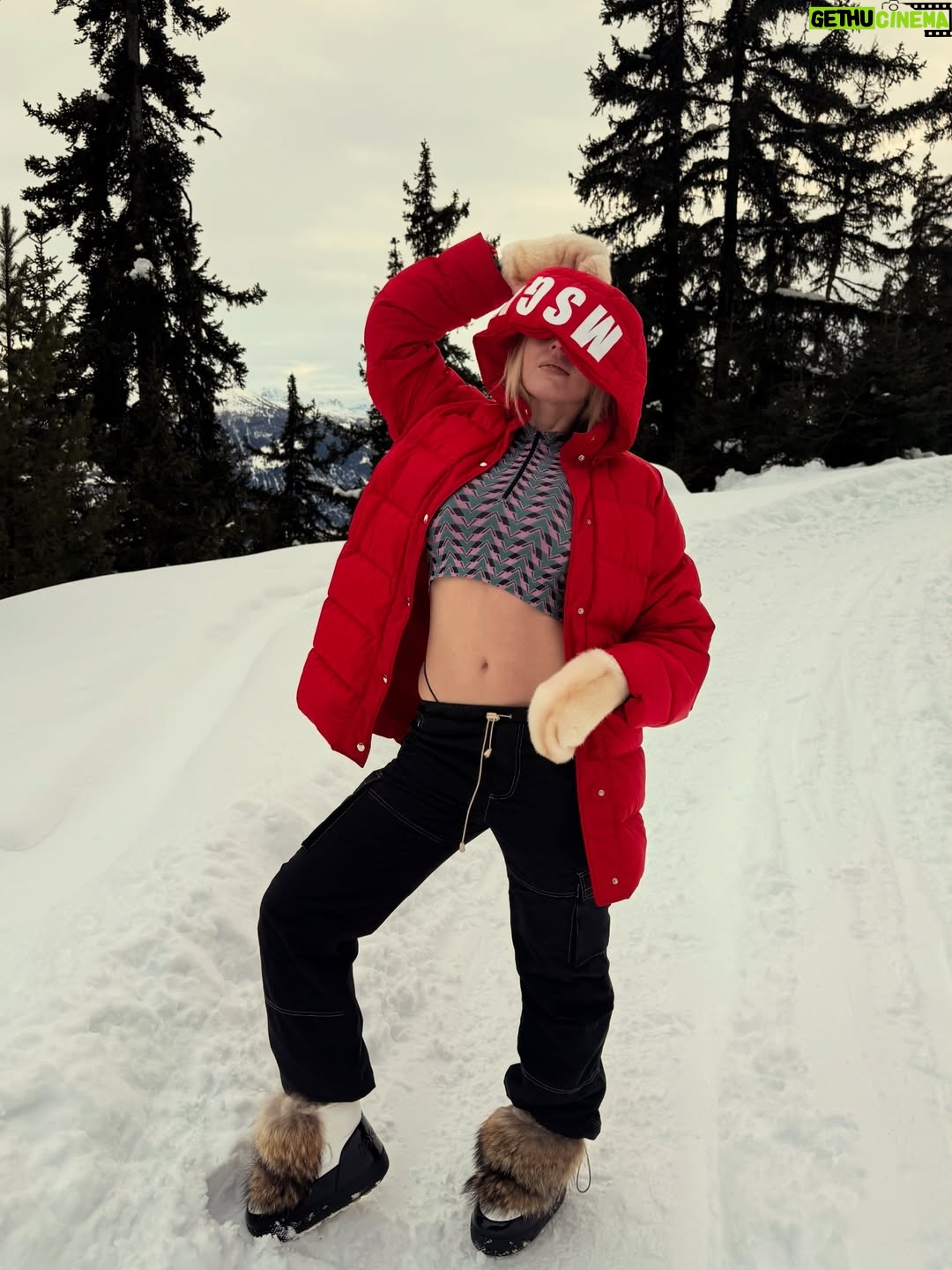 Polina Goudieva - 155 Likes - Chalet life ⛄️ 
fondue🍷 - steam♨️ - walk/ski - read/play🎸 - repeat
Merci à mes hôtes formidables 🤍