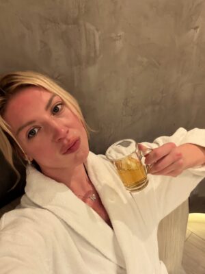 Polina Goudieva Instagram - Chalet life ⛄️ 
fondue🍷 - steam♨️ - walk/ski - read/play🎸 - repeat
Merci à mes hôtes formidables 🤍