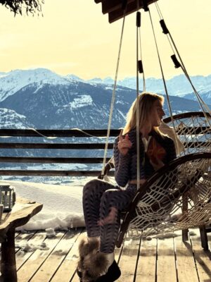 Polina Goudieva Instagram - Chalet life ⛄️ 
fondue🍷 - steam♨️ - walk/ski - read/play🎸 - repeat
Merci à mes hôtes formidables 🤍