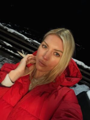 Polina Goudieva Instagram - Chalet life ⛄️ 
fondue🍷 - steam♨️ - walk/ski - read/play🎸 - repeat
Merci à mes hôtes formidables 🤍
