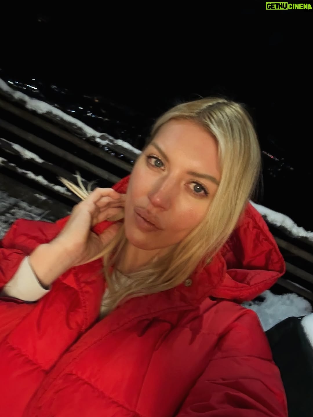 Polina Goudieva - 155 Likes - Chalet life ⛄️ 
fondue🍷 - steam♨️ - walk/ski - read/play🎸 - repeat
Merci à mes hôtes formidables 🤍