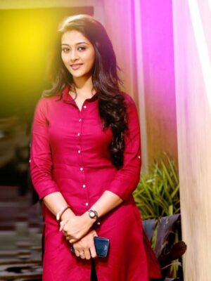 Pooja Jhaveri Instagram - The busiest year of my life ! 2016 !!

The year that started with a bang, shooting for 4 films back to back multiple endorsements signed more films and brands, travelled to the US for the first time ( now I call it home ) and the year I took about a 1000 flights ! 

What started being the best year, ended with a little sad note… however dads always been watching over us and these memories will always stay so precious! 

#throwback #tenyear #decade #love #2016