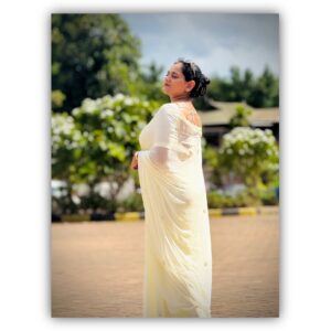 Pooja Sani Instagram - Hanss Wala Safed 🤍 Gangubai vibes 🦢
.
PC : @manohar_brahmavar @siddarth2628 📸
.
#poojasani #bornoninstagram