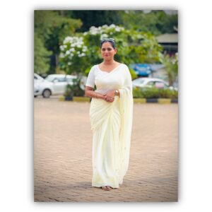 Pooja Sani Instagram - Hanss Wala Safed 🤍 Gangubai vibes 🦢
.
PC : @manohar_brahmavar @siddarth2628 📸
.
#poojasani #bornoninstagram