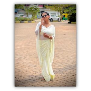 Pooja Sani Instagram - Hanss Wala Safed 🤍 Gangubai vibes 🦢
.
PC : @manohar_brahmavar @siddarth2628 📸
.
#poojasani #bornoninstagram
