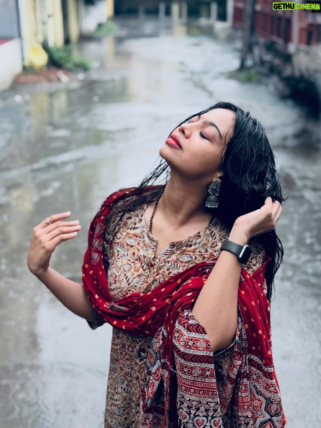Pooja Shanka - 99.4K Likes - This Saturday is all about chasing puddles 🌧️🤍