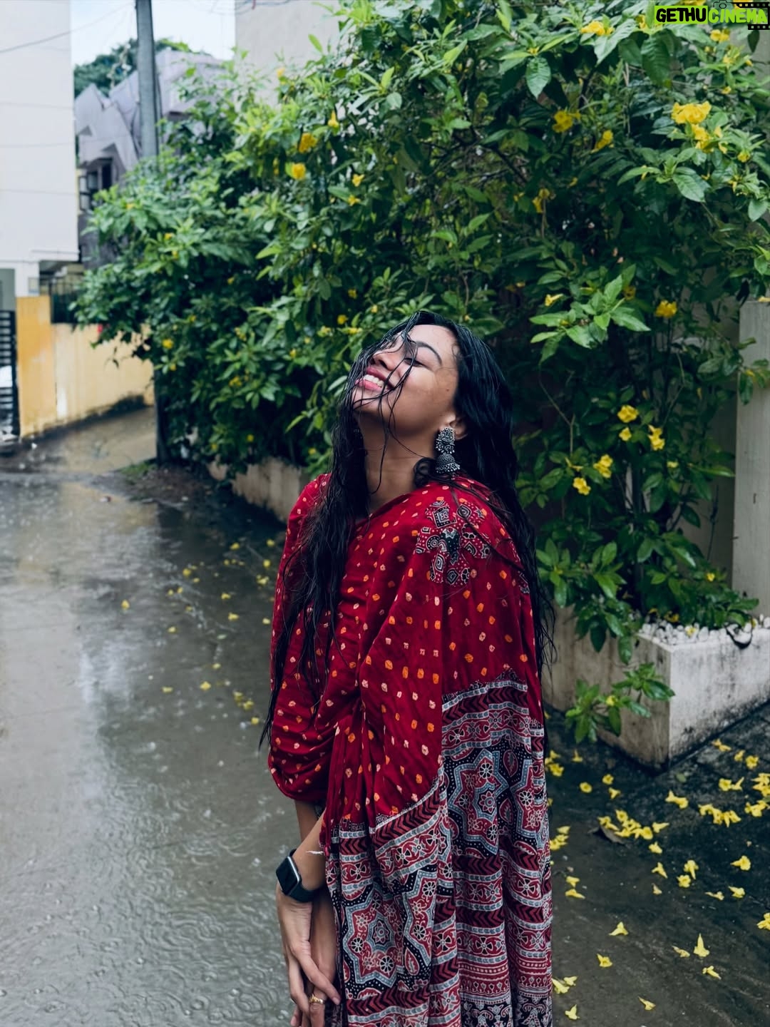 Pooja Shanka - 99.4K Likes - This Saturday is all about chasing puddles 🌧️🤍