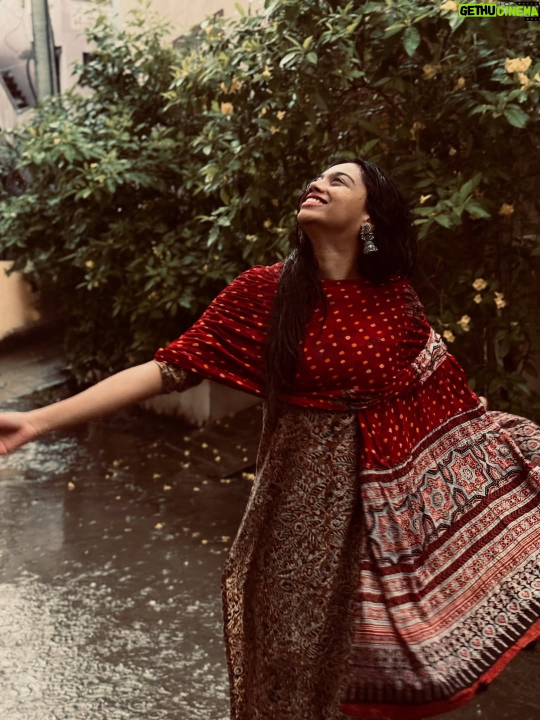 Pooja Shanka - 99.4K Likes - This Saturday is all about chasing puddles 🌧️🤍