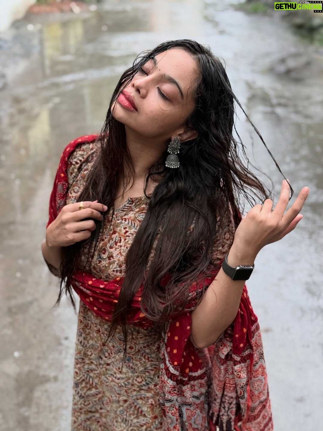 Pooja Shanka - 99.4K Likes - This Saturday is all about chasing puddles 🌧️🤍