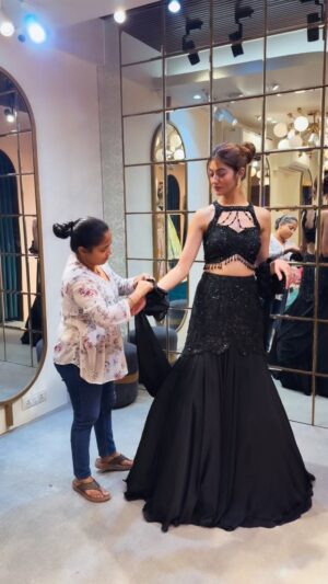 Pooja Solanki Instagram - 🖤💫