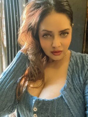 Poonam Jhawer Instagram - Some moments are simply beautiful — just like this.
Hashtags
#BeautifulMoments #TimelessBeauty #PoonamJhawer #EleganceInFrame #GlamLife #GoldenVibes #CaptureTheMagic #BeautifulLife #LifestyleInfluencer #BollywoodGlam #poonamjhawer