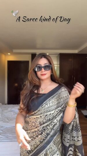 Poonam Raheja Instagram - Draped in black, glowing in confidence ✨

Comment Link for the saree ⬇️

#BlackSaree #SareeLook #GRWMReel #DesiElegance #IndianWear BlackOutfit SareeLove TraditionalWithTwist