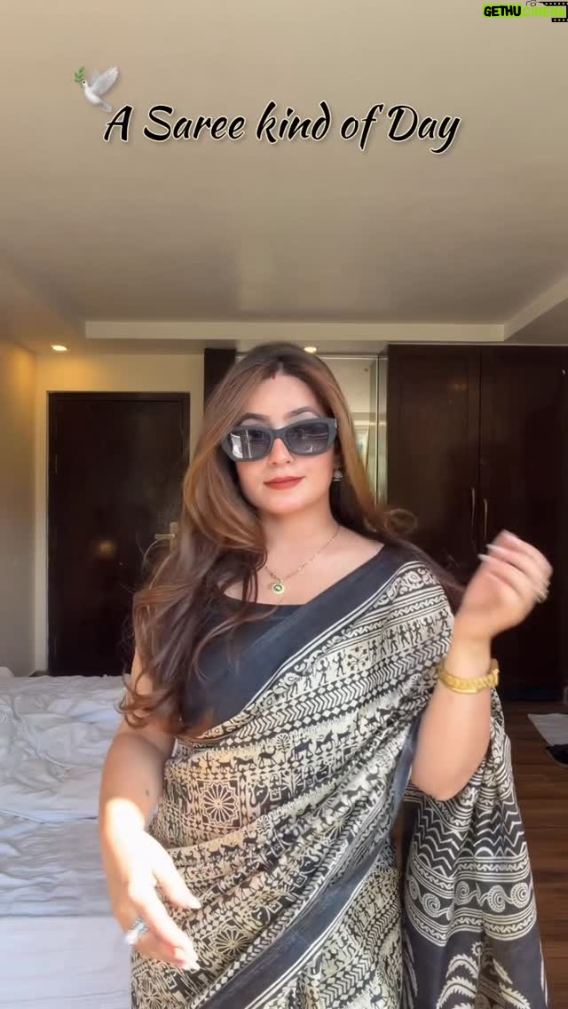 Poonam Raheja - 6.9K Likes - Draped in black, glowing in confidence ✨

Comment Link for the saree ⬇️

#BlackSaree #SareeLook #GRWMReel #DesiElegance #IndianWear BlackOutfit SareeLove TraditionalWithTwist