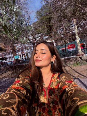 Poonam Raheja Instagram - जो गुज़र गया, उसने सिखाया… जो आ रहा है, उससे उम्मीदें हैं 🤍 

कम शब्द, गहरी कहानी — Bye 2025 

#CoupleVibes #UsForever #LastPostOf2025 #TwoHeartsOneStory #LoveAndMemories Goodbye2025 TogetherAlways SoulmateVibes