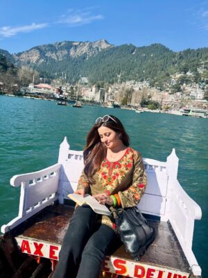 Poonam Raheja Instagram - जो गुज़र गया, उसने सिखाया… जो आ रहा है, उससे उम्मीदें हैं 🤍 

कम शब्द, गहरी कहानी — Bye 2025 

#CoupleVibes #UsForever #LastPostOf2025 #TwoHeartsOneStory #LoveAndMemories Goodbye2025 TogetherAlways SoulmateVibes