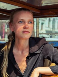 Actress Poppy Lee Friar HD Photos and Wallpapers December 2025