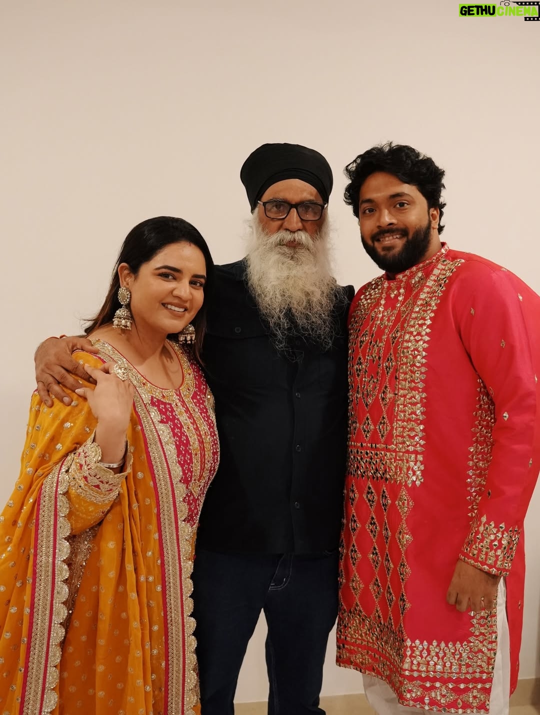 Prableen Kaur Bhomrah - 31.5K Likes - Our house warming done the perfect way!
Sukhmani Sahib path with family & friends ♥️🙏🏻

My outfit @bmbywear 
Rahul’s outfit @maharana.india 
Jewellery @ishkaara_ 

#housewarming