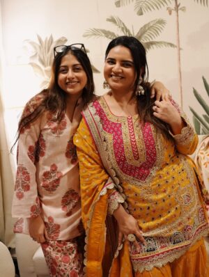 Prableen Kaur Bhomrah Instagram - Our house warming done the perfect way!
Sukhmani Sahib path with family & friends ♥️🙏🏻
My outfit @bmbywear
Rahul’s outfit @maharana.india
Jewellery @ishkaara_
#housewarming
