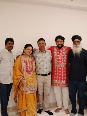 Prableen Kaur Bhomrah Instagram - Our house warming done the perfect way!
Sukhmani Sahib path with family & friends ♥️🙏🏻
My outfit @bmbywear
Rahul’s outfit @maharana.india
Jewellery @ishkaara_
#housewarming