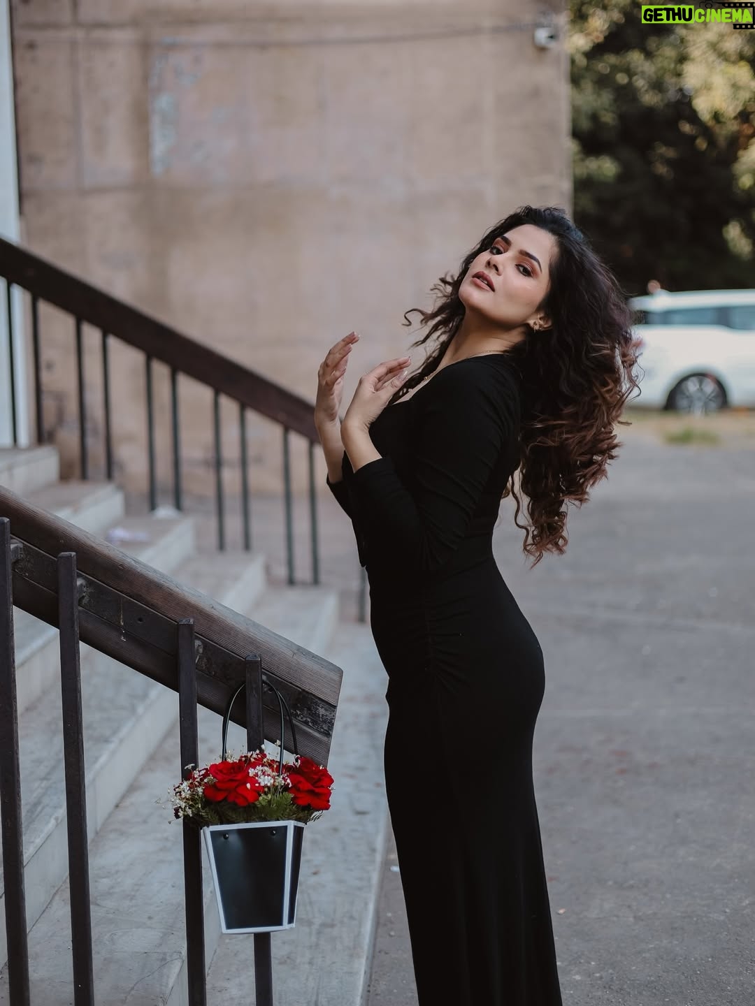 Pragati Tiwari - 159.9K Likes - Roses with Rose!!

📸: @himanshukhurana1