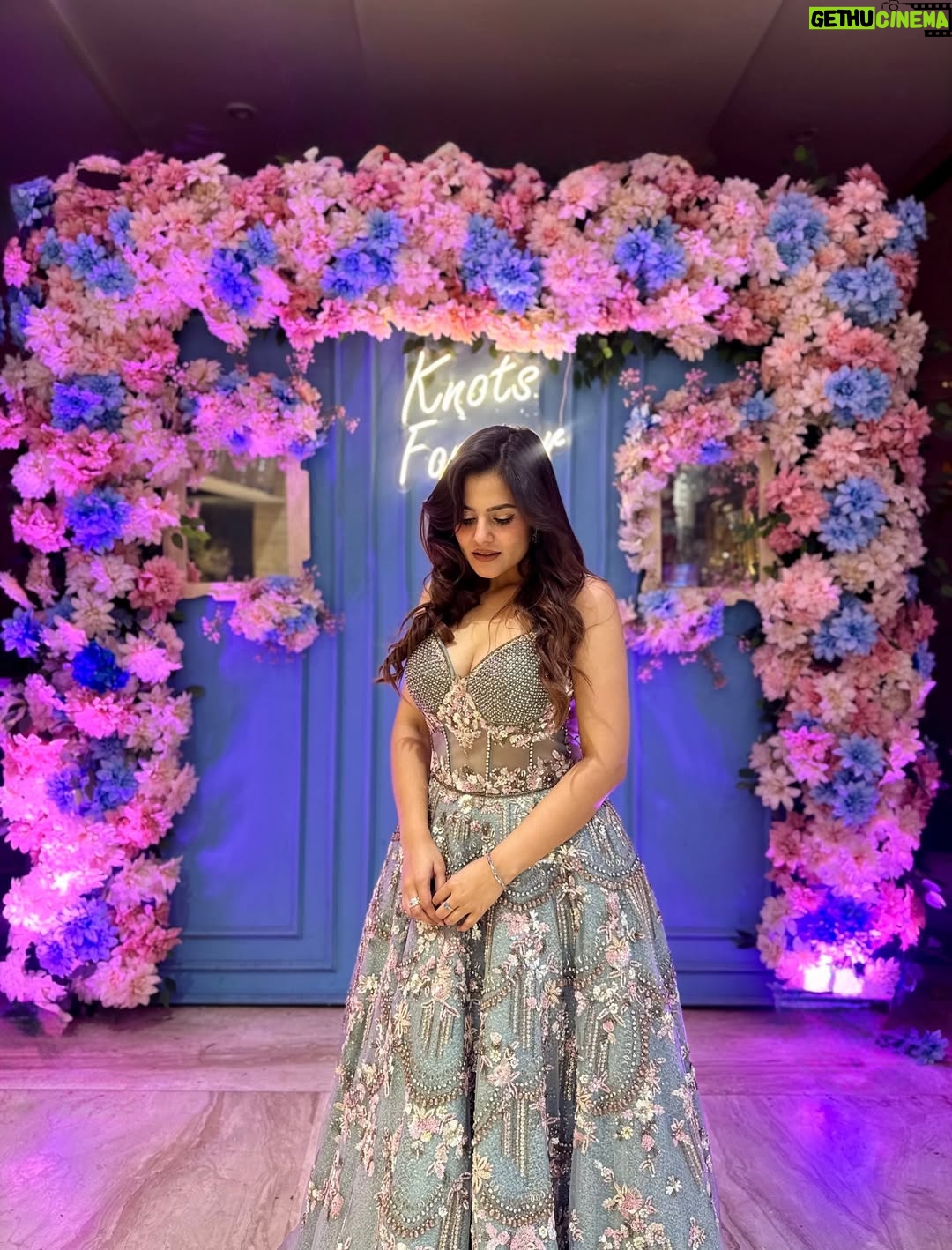 Pragati Tiwari - 150.9K Likes - Sparkling Evenings✨

Dreamy Outfit from @odhniworld 

#ootd
