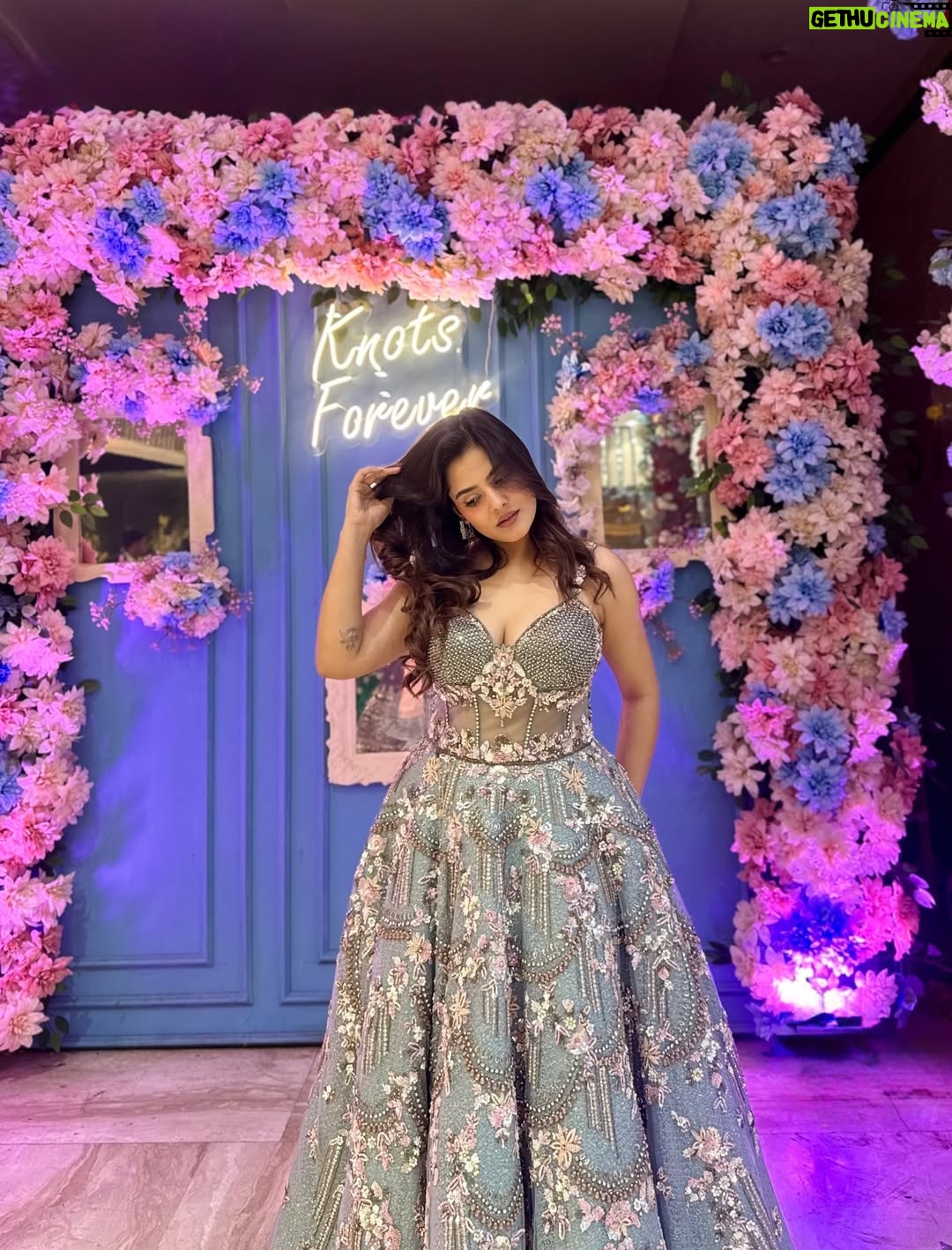 Pragati Tiwari - 150.9K Likes - Sparkling Evenings✨

Dreamy Outfit from @odhniworld 

#ootd