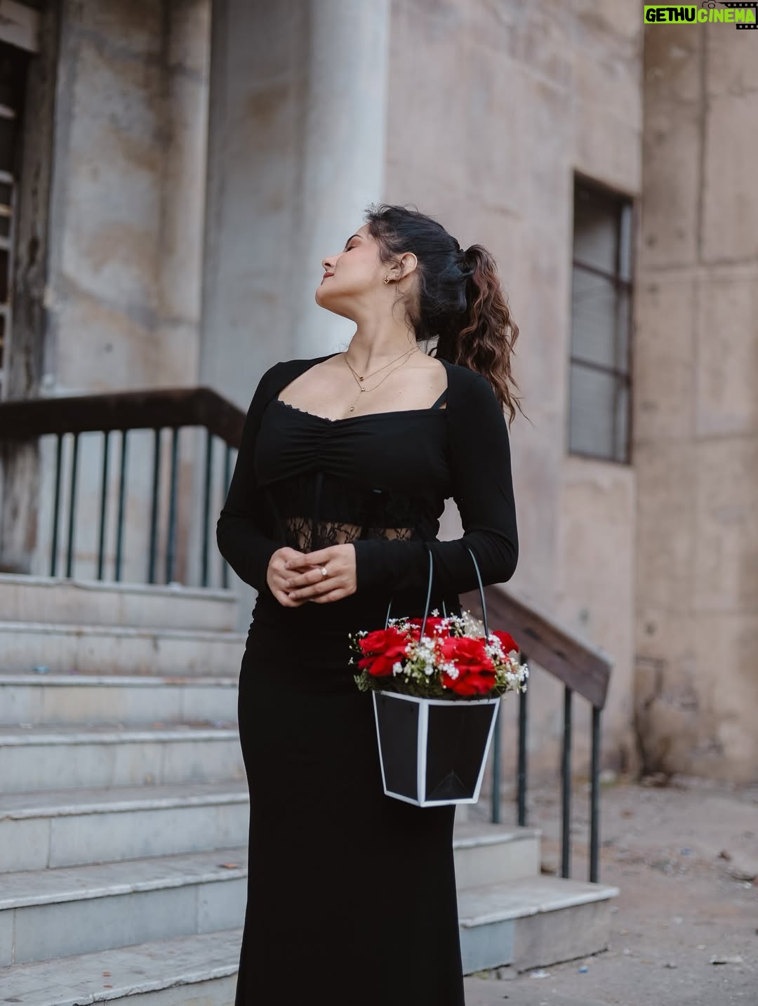 Pragati Tiwari - 159.9K Likes - Roses with Rose!!

📸: @himanshukhurana1