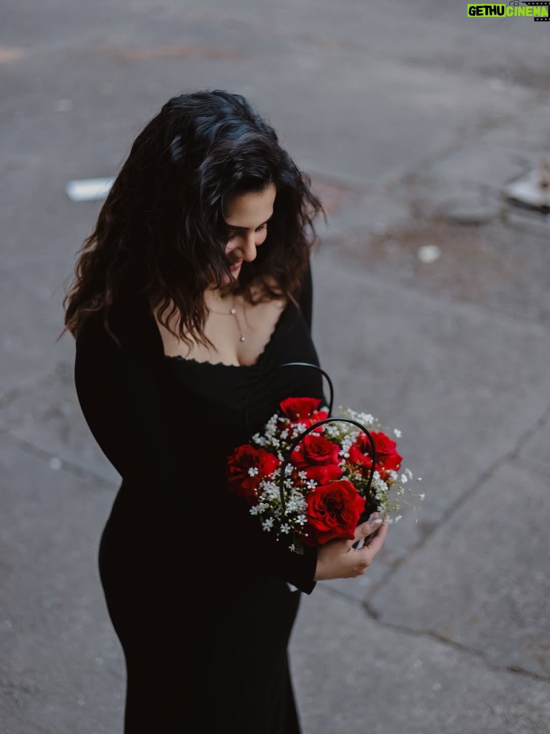 Pragati Tiwari - 159.9K Likes - Roses with Rose!!

📸: @himanshukhurana1