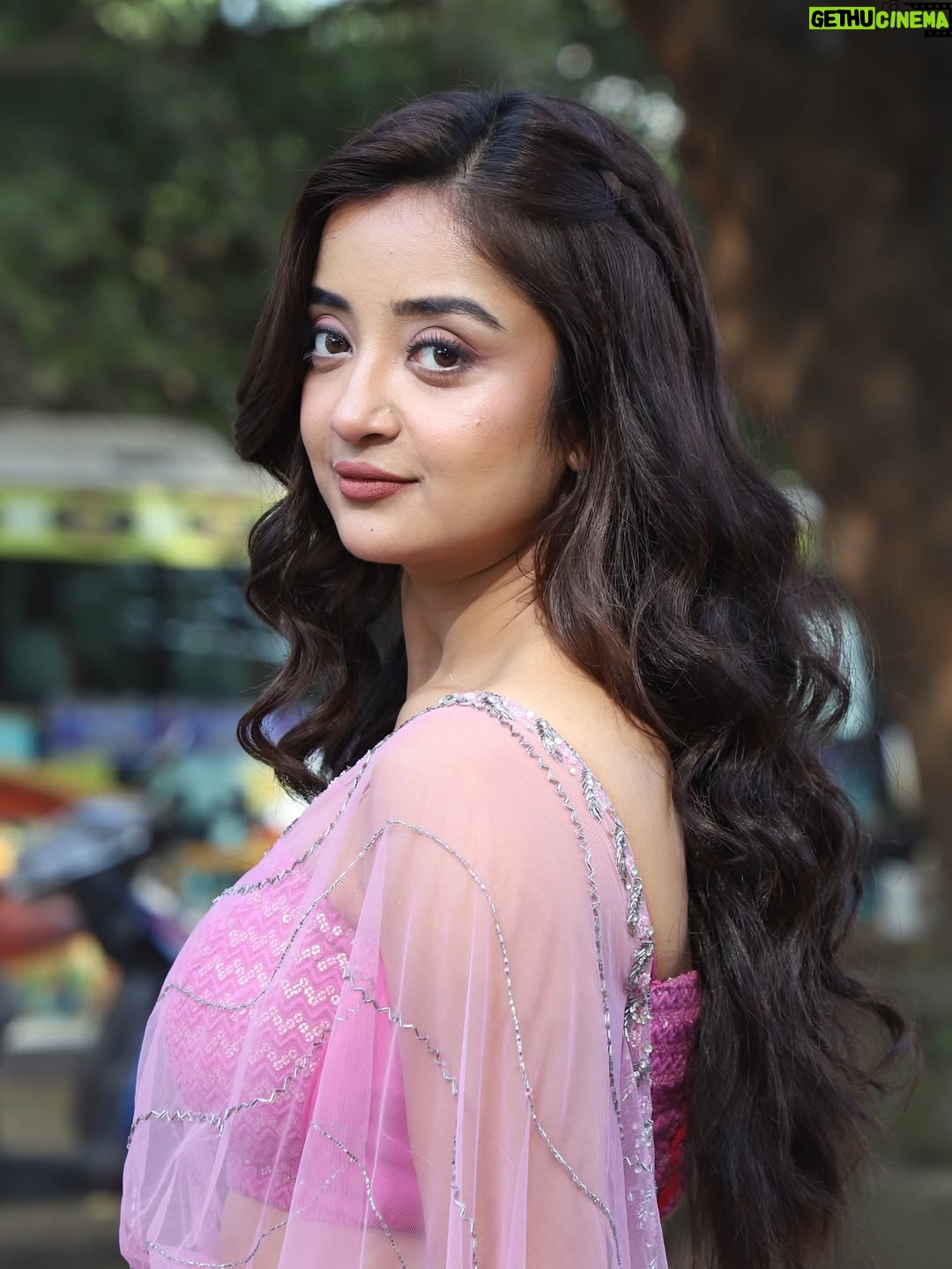 Pranjali Singh - 29.7K Likes - Few stills from the sets of Jagriti ! Jo finally mujhtak pahuch paye 😉 
Captured by our very own @hemang1544 

[jagritieknayisubah, sapna, zeetv , actor, stills, set, outdoor, mood, filmcity]
#jagriti #sapna #zeetv #stills #bts #portrait #set #outdoors