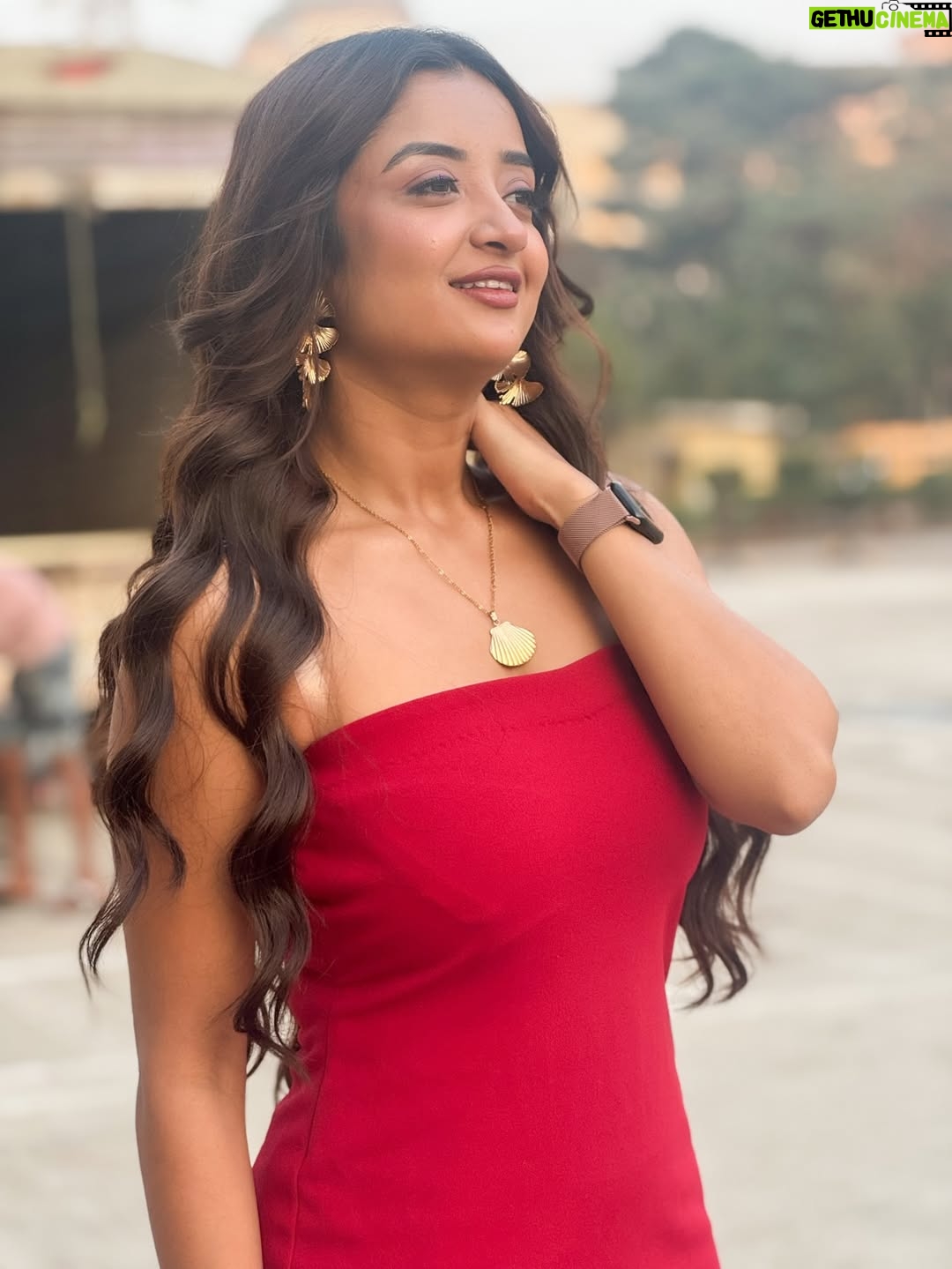 Pranjali Singh - 17.7K Likes - Hua kya ? 🙂‍↕️🤭

[redoutfit, sunsets, smiles, giggles,mood]
#redoutfit #mood #sunsets #smiles