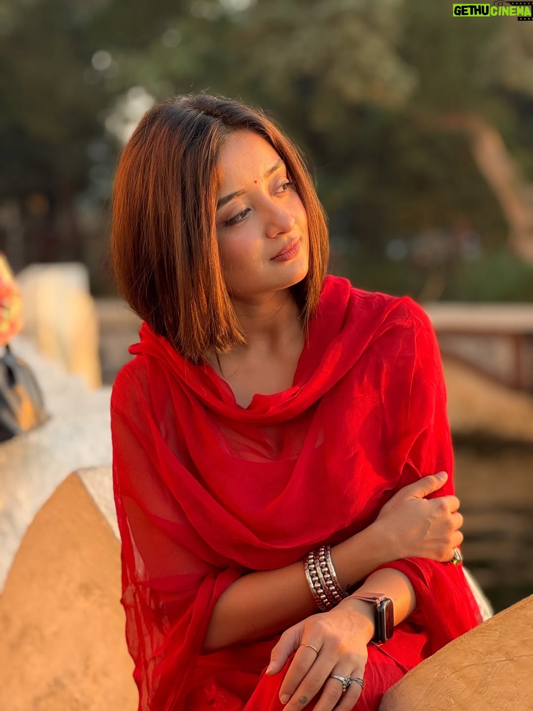 Pranjali Singh - 6.8K Likes - Naina was right guys ❤️

[sunset, redsuit, instapost, sunkissed, portraits, Udaipur , mood, tamasha, yjhd, peace]
#sunset #sunkissed #mood #udaipur #citypalace