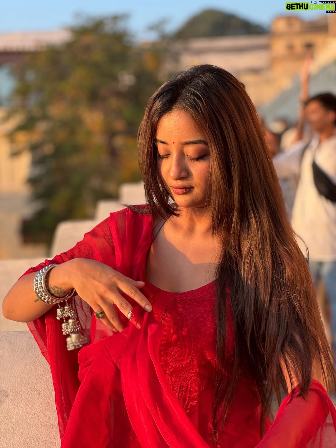 Pranjali Singh - 6.8K Likes - Naina was right guys ❤️

[sunset, redsuit, instapost, sunkissed, portraits, Udaipur , mood, tamasha, yjhd, peace]
#sunset #sunkissed #mood #udaipur #citypalace