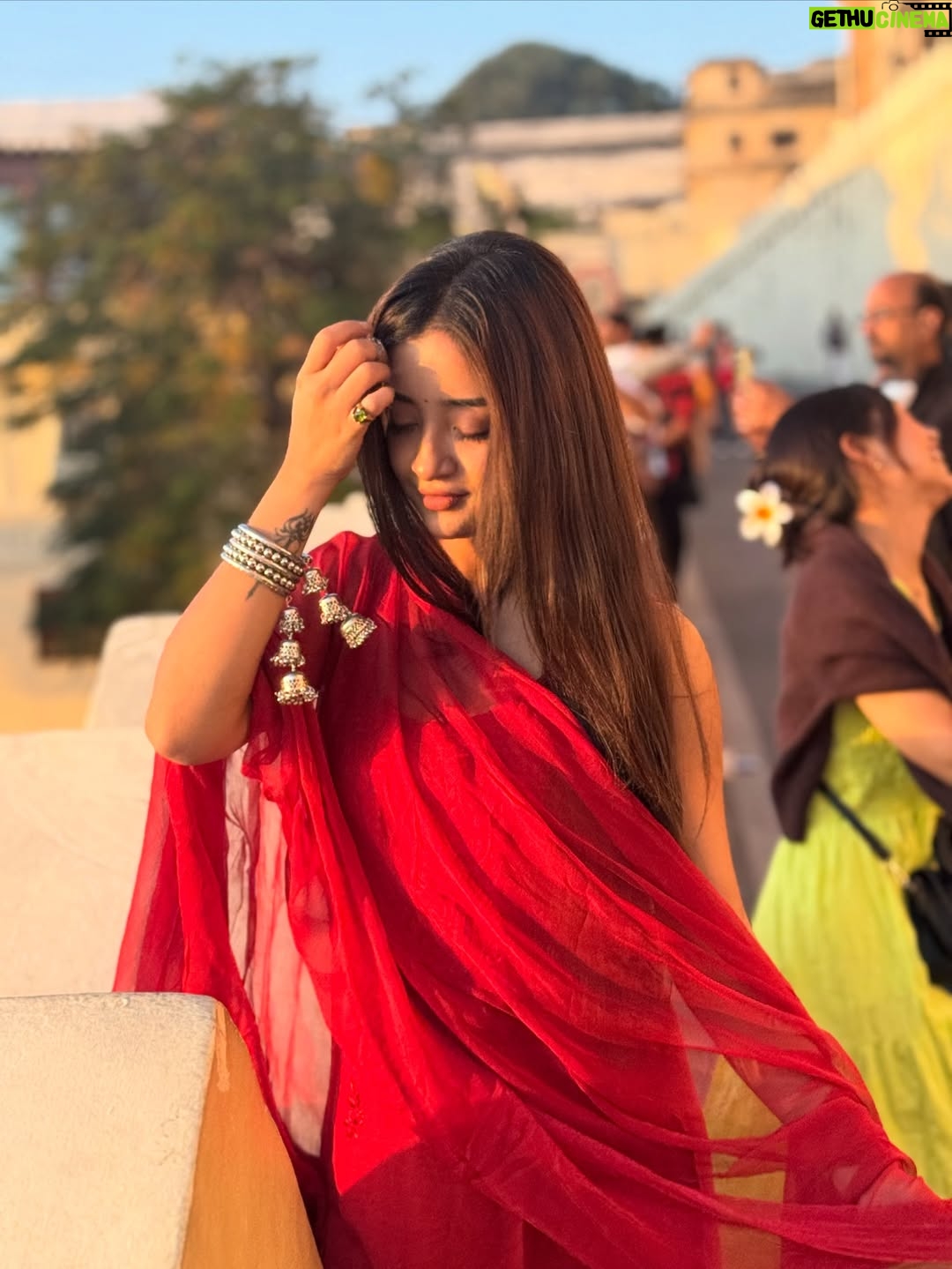 Pranjali Singh - 6.8K Likes - Naina was right guys ❤️

[sunset, redsuit, instapost, sunkissed, portraits, Udaipur , mood, tamasha, yjhd, peace]
#sunset #sunkissed #mood #udaipur #citypalace