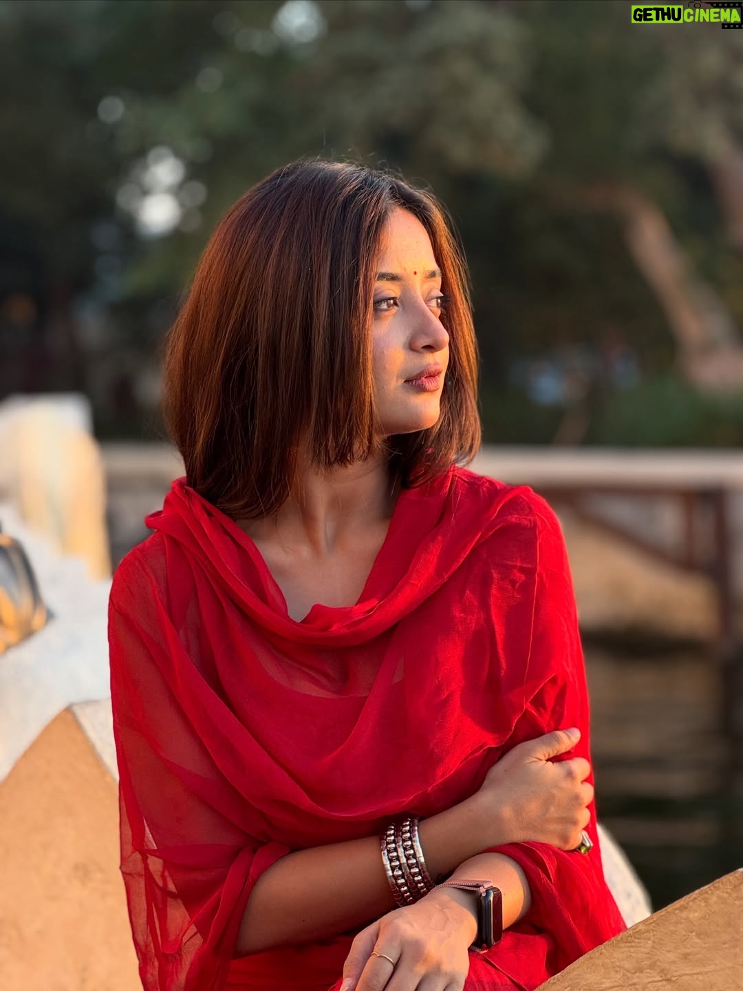 Pranjali Singh - 6.8K Likes - Naina was right guys ❤️

[sunset, redsuit, instapost, sunkissed, portraits, Udaipur , mood, tamasha, yjhd, peace]
#sunset #sunkissed #mood #udaipur #citypalace