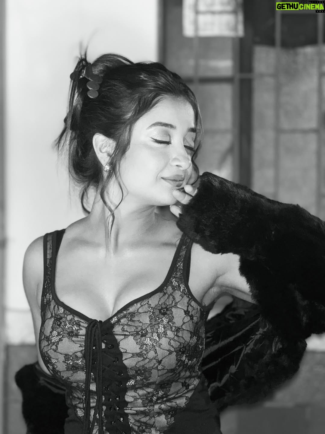 Pranjali Singh - 5K Likes - There’s something about black ! You feel hidden away in it 🖤

[blackoutfit, mood, night, poolside, portraits, blackandwhites, instapost]
#instapost #blackoutfits #furr #night #b&w