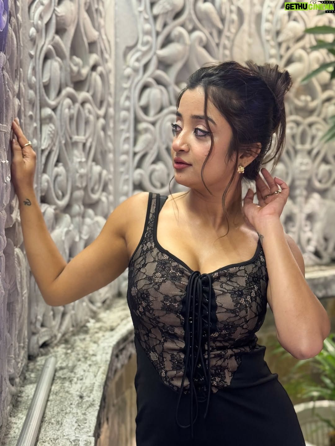 Pranjali Singh - 5K Likes - There’s something about black ! You feel hidden away in it 🖤

[blackoutfit, mood, night, poolside, portraits, blackandwhites, instapost]
#instapost #blackoutfits #furr #night #b&w