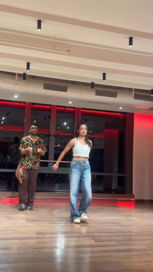 Pranjali Singh Instagram - 2 hrs weren’t enough ! I can do this the entire day ! It was so much fun 
Thank you @prateekshettigar 

[challeya, dance , workshop, mood, artist, reelitfeelit]
#challeya #reelitfeelit #mood #reelkarofeelkaro #dance #workshop