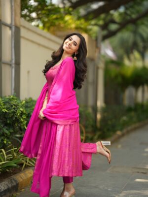 Preethi Asrani Instagram - 🪷
Team✨️
Wearing @designertinarosario
Jewellery @mspinkpantherjewel
MUAH @jiyamakeupartistry
Photography @portraitsbylokesh