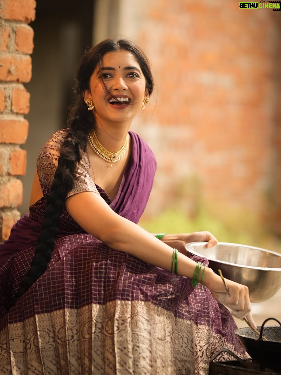 Preethi Pagadala - 35.3K Likes - Happy happy Dussehra 💜💜💜
.
.
.
.
Outfit: @swayam_studio 
Jewelry: @pinakijewellers 
Makeup: @makeupbysidraayman 
Hair: @surendra__hairstylist 
Creative direction & styling: @soumya.styling 
Photographer: @browntonestory 
Managed by: @krishna_22.77