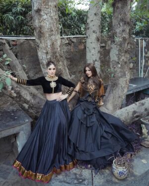 Preeti Chawla Instagram - Crafted in tradition. Defined by strength✨

In frame:- @preeti_pahuja_chawla @facestoriesbyleenabhushan 

Outfit:- @reynutaandon 

#designercouture #heritageluxury #statementsilhouettes #indiandesigner