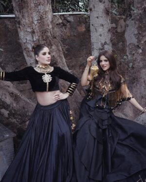 Preeti Chawla Instagram - Crafted in tradition. Defined by strength✨

In frame:- @preeti_pahuja_chawla @facestoriesbyleenabhushan 

Outfit:- @reynutaandon 

#designercouture #heritageluxury #statementsilhouettes #indiandesigner