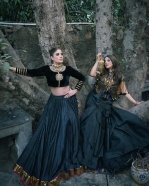 Preeti Chawla Instagram - Crafted in tradition. Defined by strength✨

In frame:- @preeti_pahuja_chawla @facestoriesbyleenabhushan 

Outfit:- @reynutaandon 

#designercouture #heritageluxury #statementsilhouettes #indiandesigner