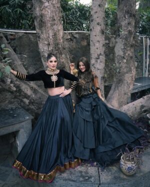 Preeti Chawla Instagram - Crafted in tradition. Defined by strength✨

In frame:- @preeti_pahuja_chawla @facestoriesbyleenabhushan 

Outfit:- @reynutaandon 

#designercouture #heritageluxury #statementsilhouettes #indiandesigner