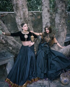Preeti Chawla Instagram - Crafted in tradition. Defined by strength✨

In frame:- @preeti_pahuja_chawla @facestoriesbyleenabhushan 

Outfit:- @reynutaandon 

#designercouture #heritageluxury #statementsilhouettes #indiandesigner