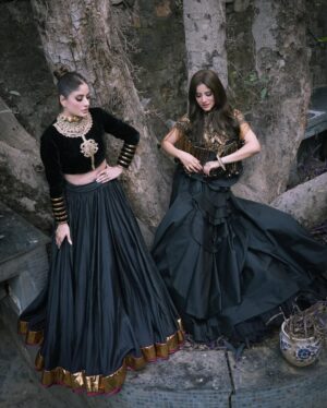 Preeti Chawla Instagram - Crafted in tradition. Defined by strength✨

In frame:- @preeti_pahuja_chawla @facestoriesbyleenabhushan 

Outfit:- @reynutaandon 

#designercouture #heritageluxury #statementsilhouettes #indiandesigner