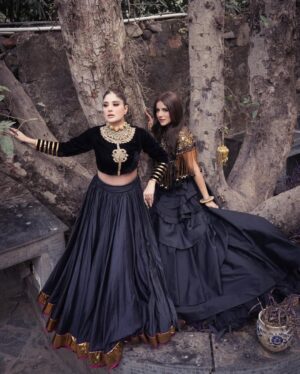 Preeti Chawla Instagram - Crafted in tradition. Defined by strength✨

In frame:- @preeti_pahuja_chawla @facestoriesbyleenabhushan 

Outfit:- @reynutaandon 

#designercouture #heritageluxury #statementsilhouettes #indiandesigner