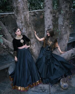 Preeti Chawla Instagram - Crafted in tradition. Defined by strength✨

In frame:- @preeti_pahuja_chawla @facestoriesbyleenabhushan 

Outfit:- @reynutaandon 

#designercouture #heritageluxury #statementsilhouettes #indiandesigner