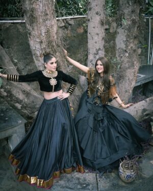 Preeti Chawla Instagram - Crafted in tradition. Defined by strength✨

In frame:- @preeti_pahuja_chawla @facestoriesbyleenabhushan 

Outfit:- @reynutaandon 

#designercouture #heritageluxury #statementsilhouettes #indiandesigner